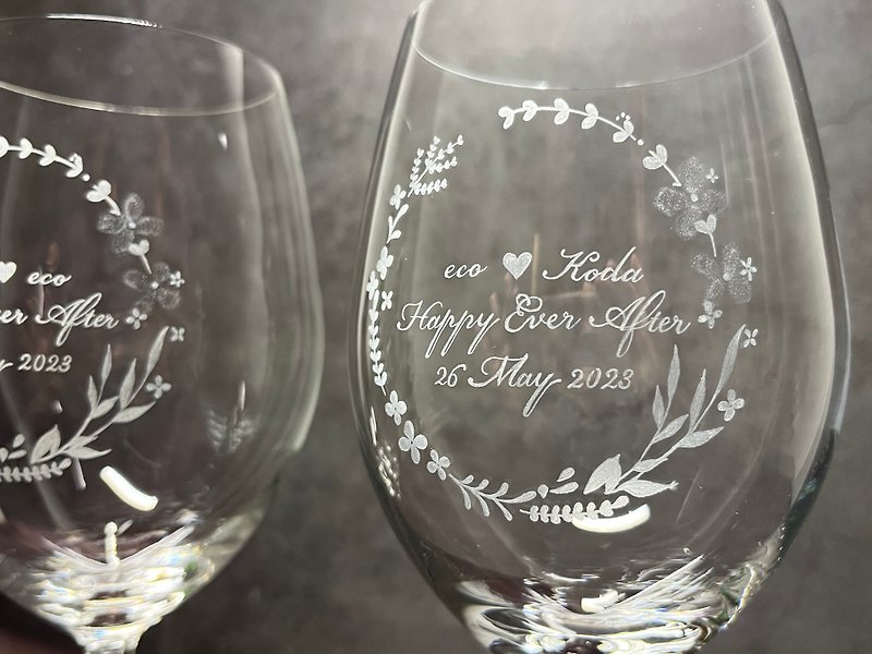 【定制化礼物】花圈刻字玻璃杯 雕刻酒杯 (不限语言) - 酒杯/酒器 - 玻璃 透明