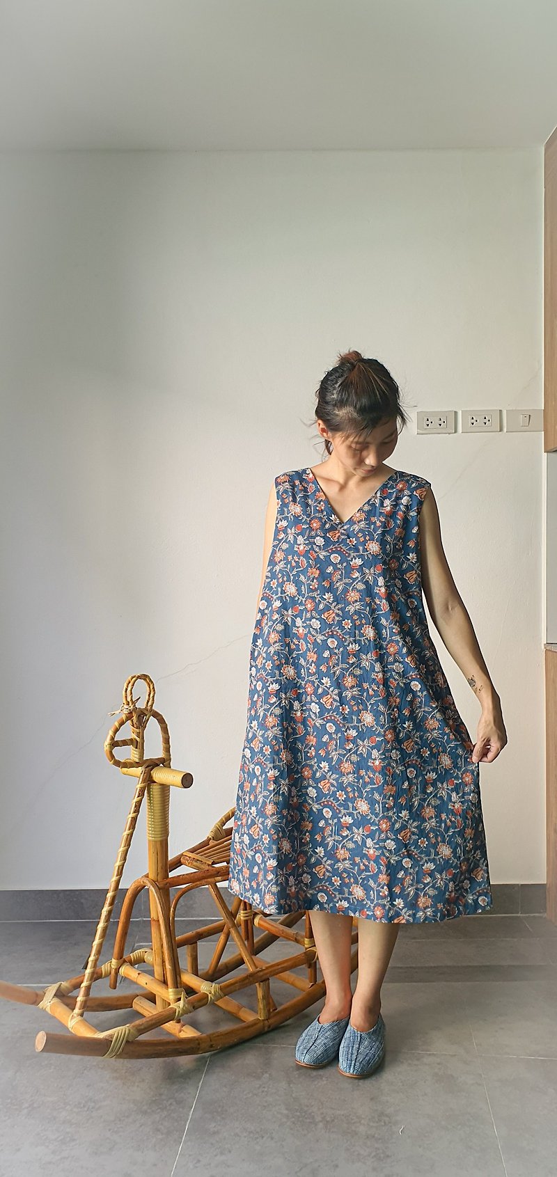 【โปร 11.11】PASTEL DRESS india wood block stamp blue flower - 洋装/连衣裙 - 棉．麻 蓝色