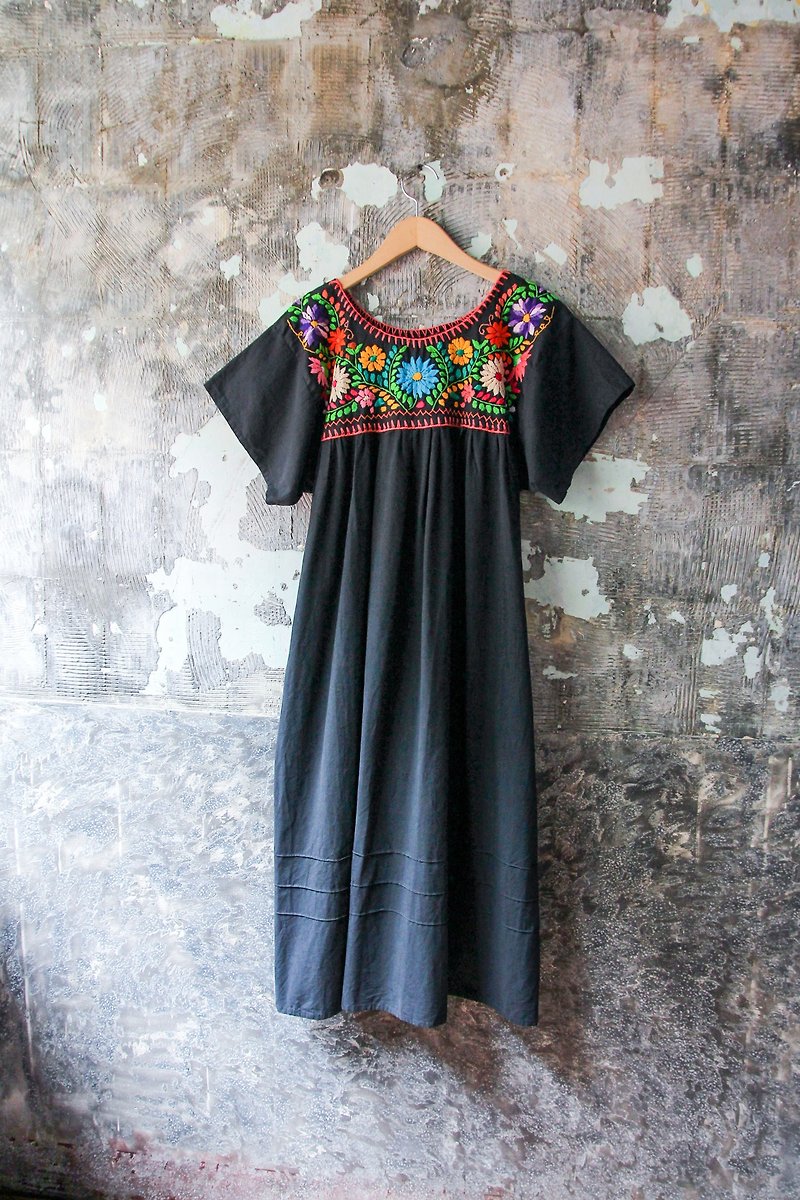袅袅百货公司-Vintage 精致手工刺绣黑色墨西哥洋装 复古着 - 洋装/连衣裙 - 棉．麻 