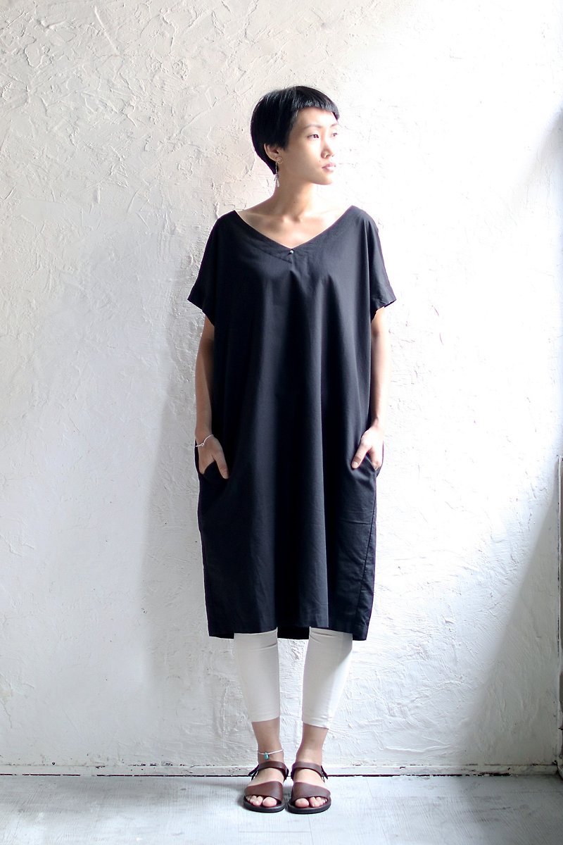 Omake亚麻缀绿松石V领洋装(黑) - 洋装/连衣裙 - 棉．麻 黑色