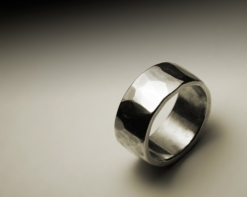 宽版小敲痕戒指 - 戒指 - 其他金属 银色