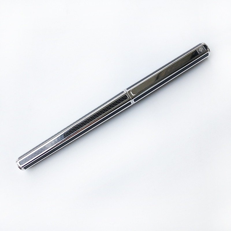 CARAN d'ACHE 卡塔尔碳纤维钢笔 | 瑞士 弹性笔夹 六角 - 钢笔 - 碳纤维 黑色