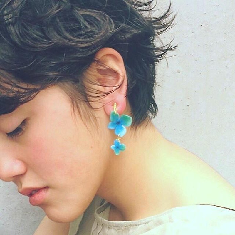 あじさい香る耳元 (青×緑 アシンメトリー) - 耳环/耳夹 - 其他材质 蓝色