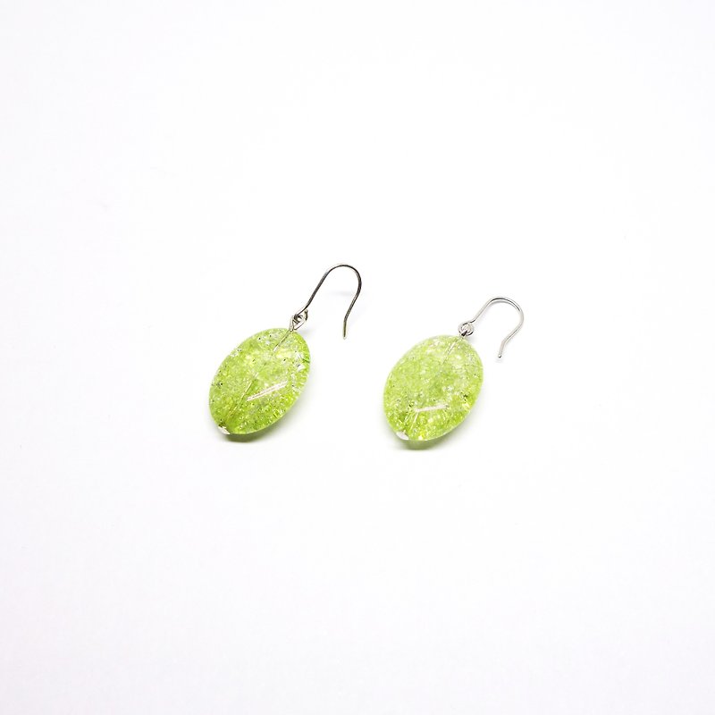 黄緑色のクラック水晶SVピアス【Pio by Parakee】 cracked crystal pierced earrings - 耳环/耳夹 - 宝石 绿色