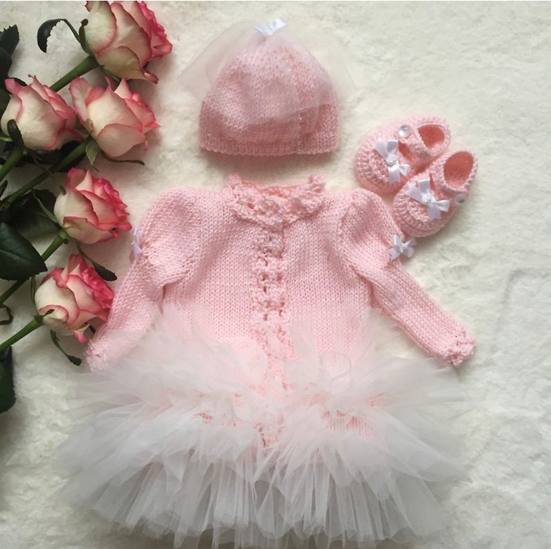Hand knit pink dress with ivory tulle and pearls, hat, booties for baby girl. - 包屁衣/连体衣 - 其他材质 粉红色