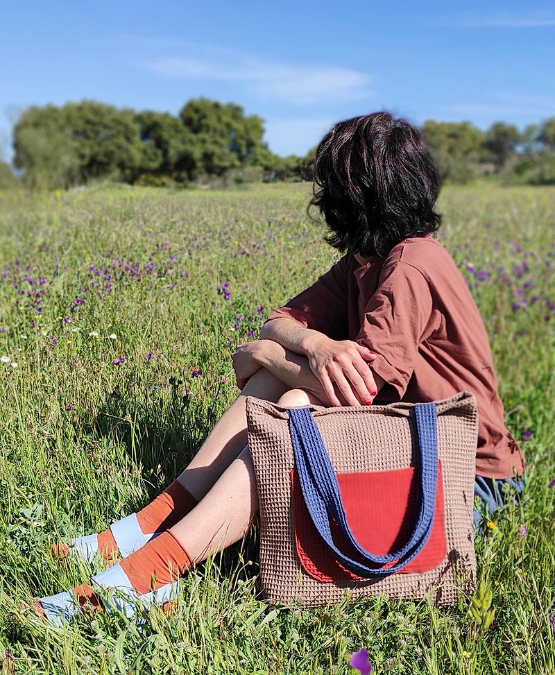 Tote bag Play in brown. Large handbag made of colorful cotton fabrics.