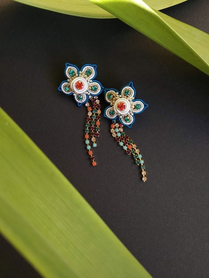 Earrings Fringe Flower earrings - 耳环/耳夹 - 其他材质 多色