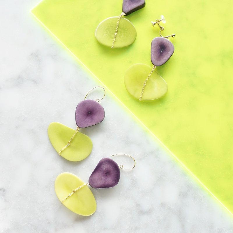 14kgf Purple x L Green Tagua Nuts slice pierced earring - 耳环/耳夹 - 木头 黄色