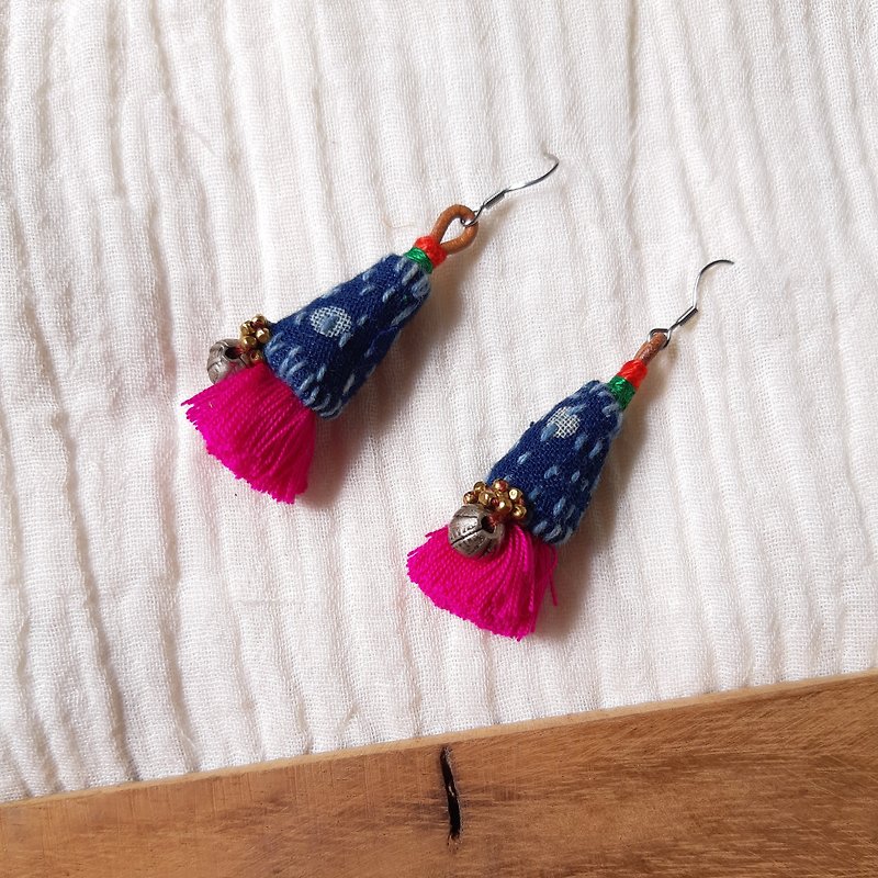 DUNIA handmade /暗蓝色火箭耳环/ indigo rocket earrings - 耳环/耳夹 - 棉．麻 蓝色