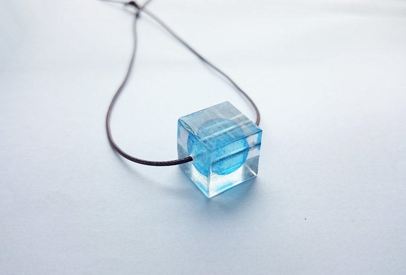 蓝天 元素石 立方体滴胶项链 - 项链 - 塑料 蓝色
