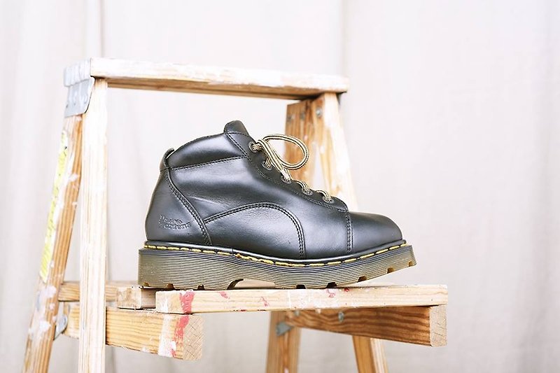《Dr. Martens Shoes》黑色五孔工作靴 DMH09 - 芭蕾鞋/娃娃鞋 - 真皮 黑色