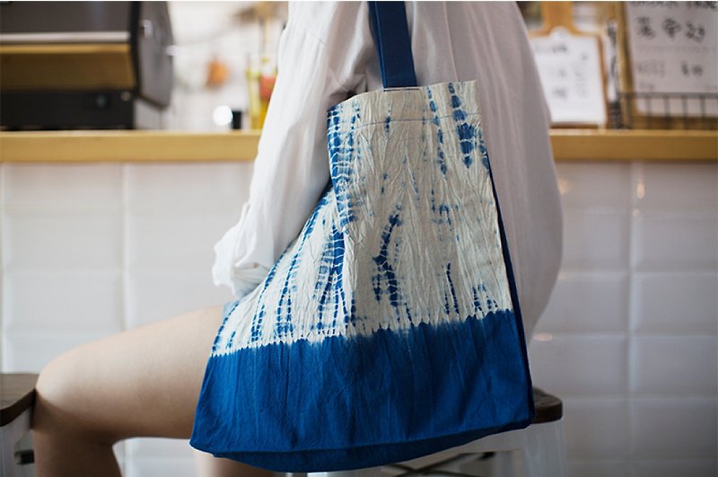 蓝染扎染森女系手工文艺复古男女手提环保袋布袋杂货袋 圣诞礼物 - 手提包/手提袋 - 棉．麻 蓝色