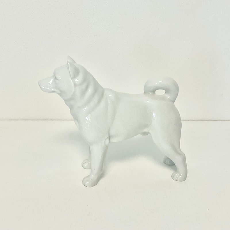 白磁の秋田犬のフィギュリン - 玩偶/公仔 - 瓷 白色