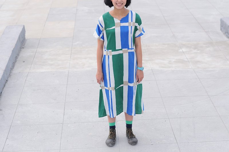 绿蓝几何 日本薄棉料 弧形裙摆 连袖洋装 - 洋装/连衣裙 - 纸 蓝色