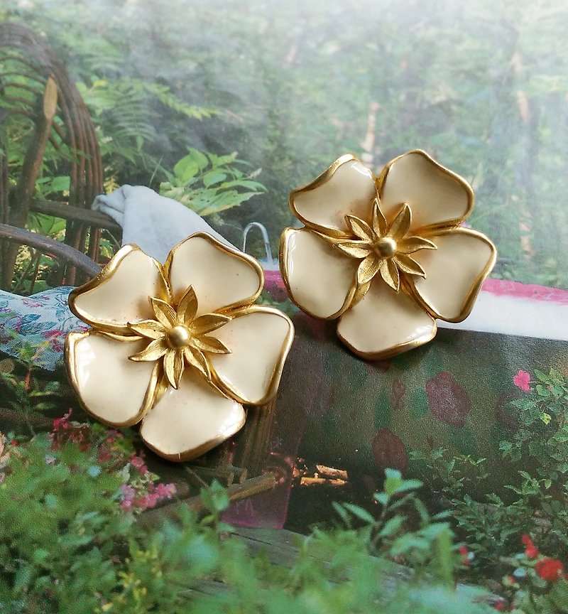 奶白珐琅 大花卉 大耳环 优雅 夹式耳环。西洋古董饰品 - 耳环/耳夹 - 其他金属 金色
