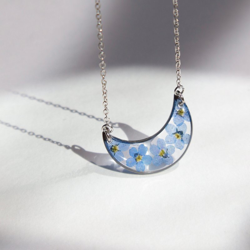 Forget me not necklace, crescent jewelry, resin necklace, moon pendant - 项链 - 树脂 蓝色