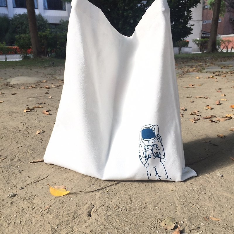 太空人大大的登陆地球 手工绢印帆布包袋 - 侧背包/斜挎包 - 棉．麻 白色