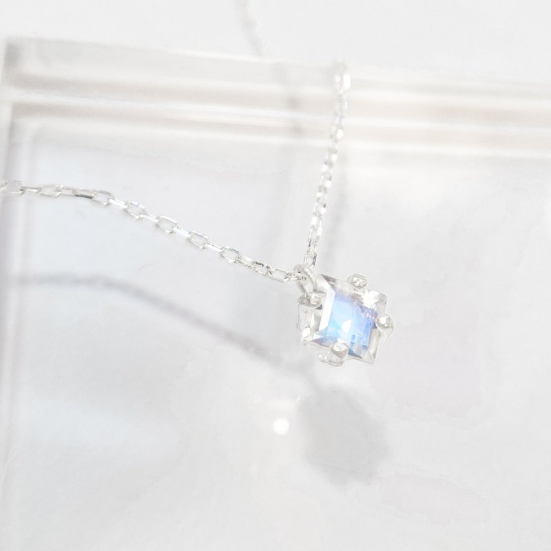 /望月/ 顶级AAA+方形蓝光月光石925纯银项链 项链(银/金/玫瑰金) - 项链 - 水晶 白色