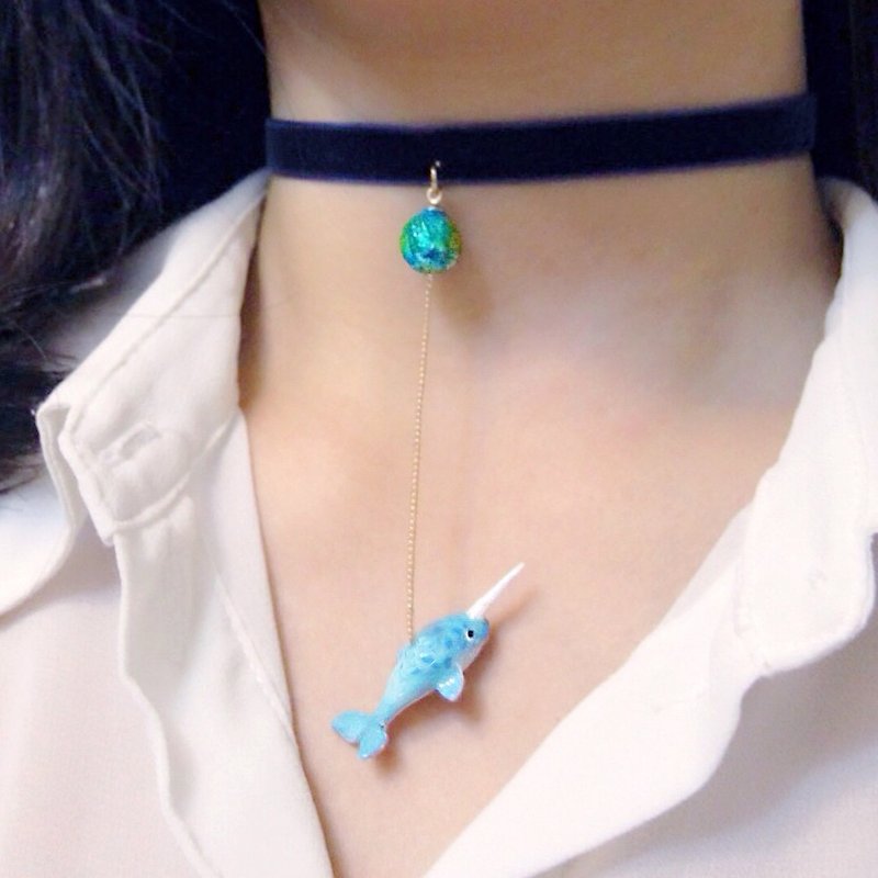 独角鲸与地球 颈链 项链 Choke 可爱的纪念礼物 - 颈链 - 粘土 蓝色