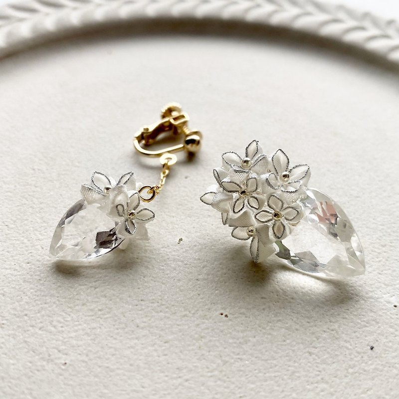 白い紫陽花と天然石クリスタルクォーツのピアス&イヤリング - 耳环/耳夹 - 水晶 透明