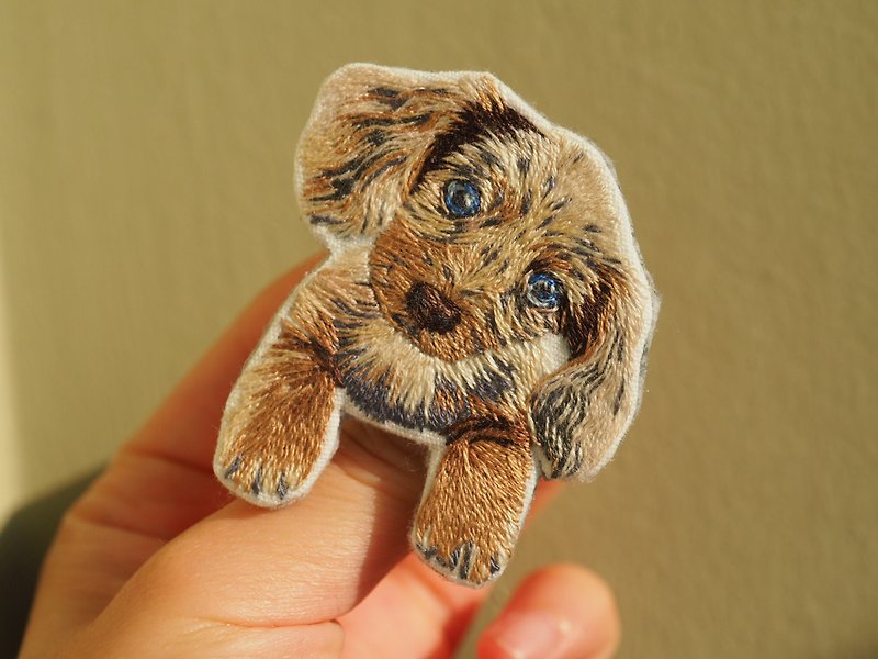 Hand Embroidered Doggy Brooch . Hand Embroidery/ Hand made/ Animal series/ gifts - 胸针 - 绣线 卡其色