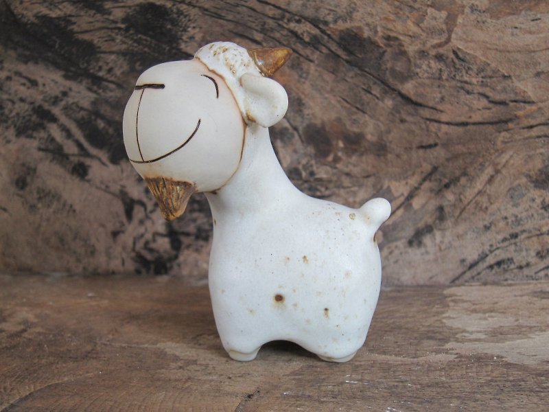 Goat, handmade ceramics, Smiling Goat, Super Cute Goat, Ceramic Goat ornaments, Ceramic Goat figures - 摆饰 - 陶 白色