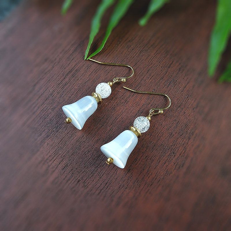 White bell shaped glass bead with quartz earrings (code : er001) - 耳环/耳夹 - 石头 白色