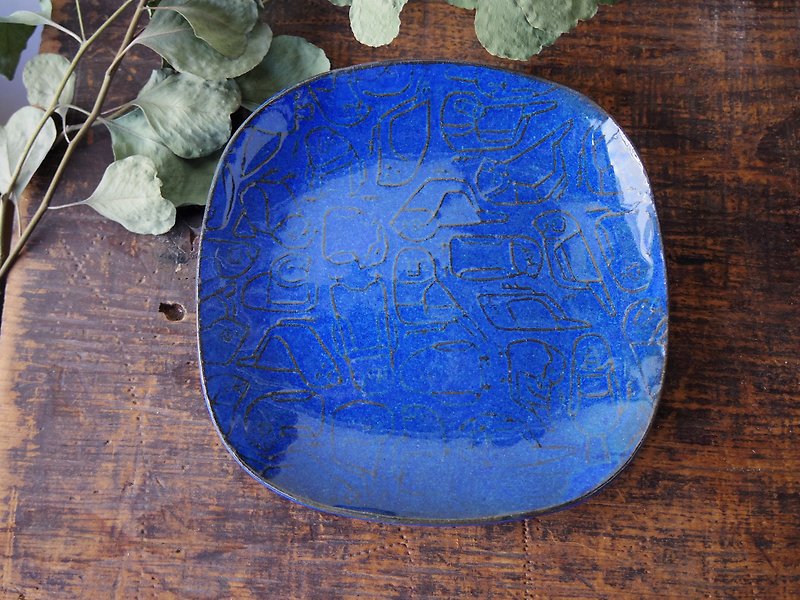 Blue square plate with relief finches