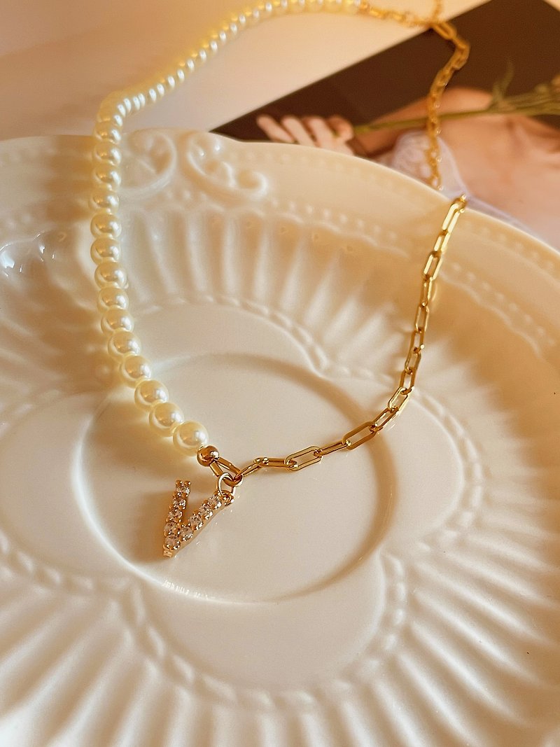 Gigi 26字母可订制 锁骨链 半珠半链 珍珠饰品 珍珠项链 - 项链 - 贵金属 金色