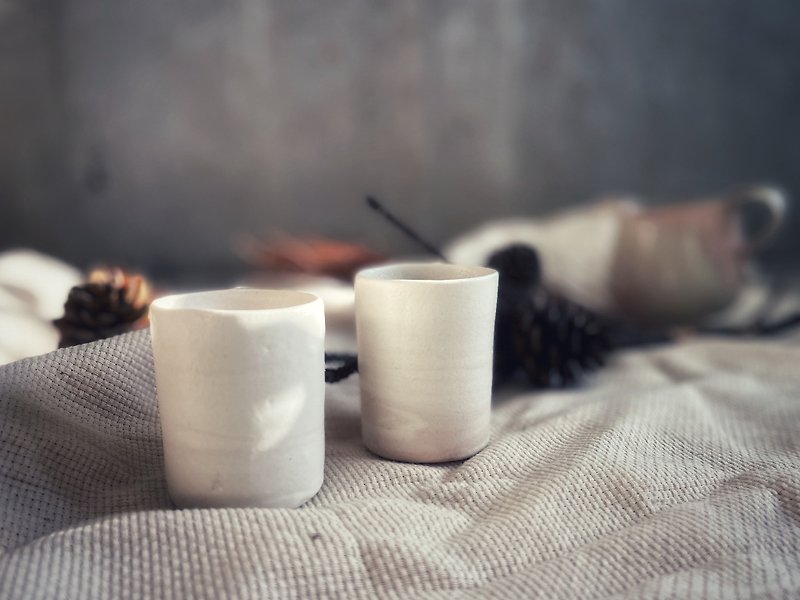桌上的白瓷糖霜 / 粉彩泼墨吃茶对饮杯 - 茶具/茶杯 - 瓷 白色