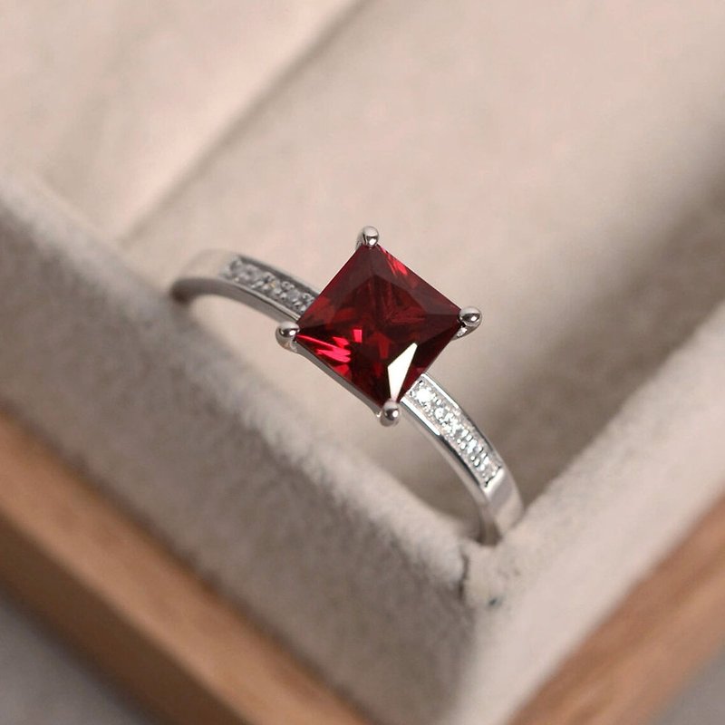 矩形宝石戒指，银，美丽的红宝石 7 毫米，实心白色环绕，生日戒指 - 戒指 - 纯银 红色