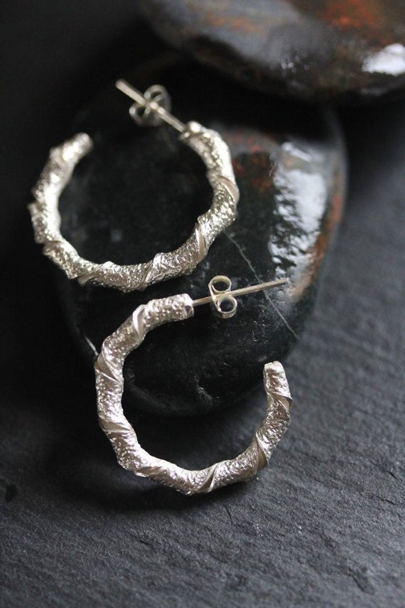 Handmade twisted leaf loop earrings with textured surface (E 0168) - 耳环/耳夹 - 银 银色