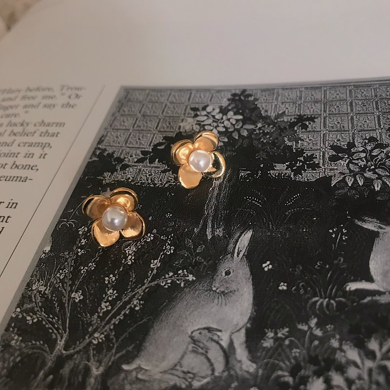 复古贴耳式—洒满地的幸运花 - 耳环/耳夹 - 其他金属 金色