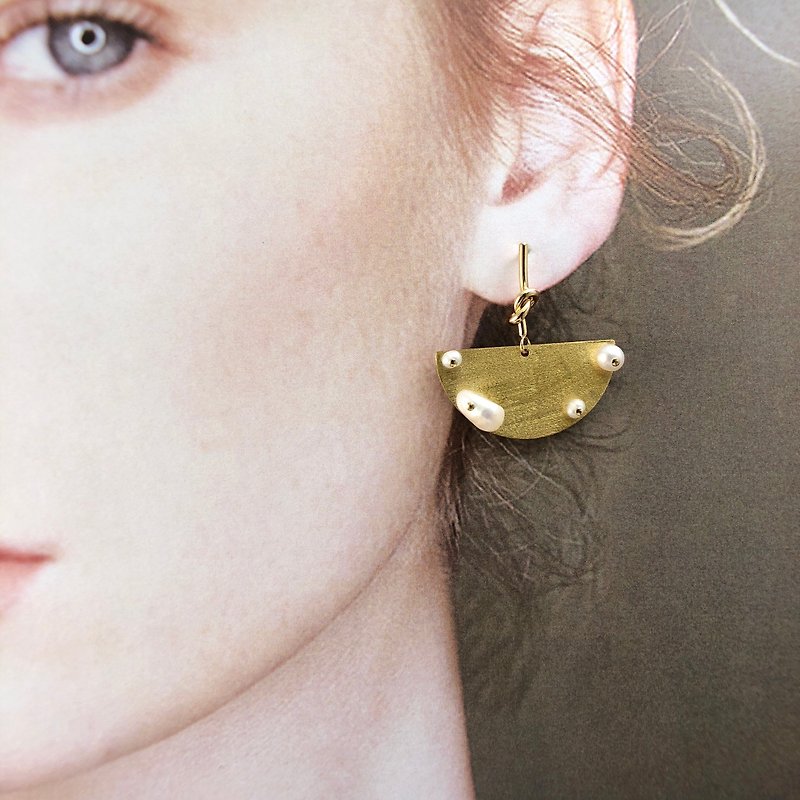 和风珍珠14kgf耳环 手工打磨黄铜 珍珠耳环 新年耳环 金色耳环 - 耳环/耳夹 - 珍珠 白色