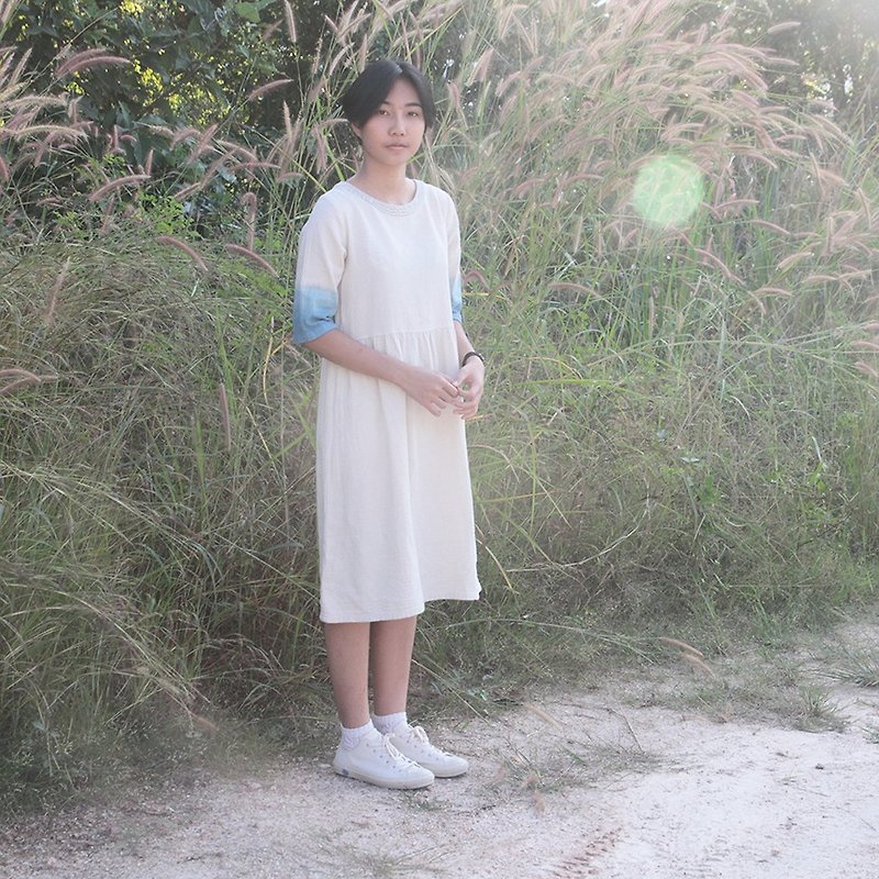 linnil: Duende dress - Natural indigo dye & hand embroidery - 洋装/连衣裙 - 棉．麻 白色