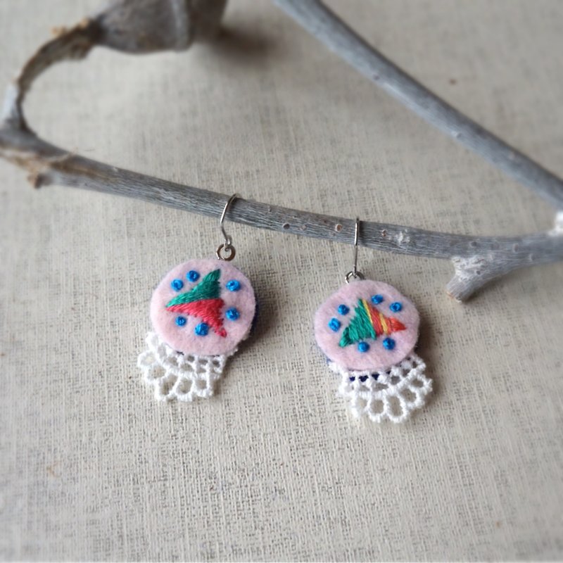 Hand embroidery pierced earring&quot;triangle&quot;[order-receiving production]