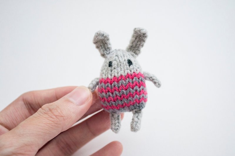 Sockinette the Bunny - knitted amigurumi brooch - 胸针 - 其他材质 多色