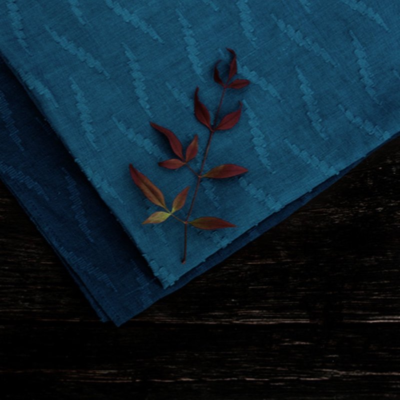 相伴 | 亞麻素面提花小方巾 純手工天然植物藍染手帕可做頭巾領巾 - 手帕/方巾 - 棉．麻 蓝色