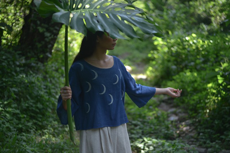 Moonglade no.1 | Woman PLAIN Tops | Indigo dye on Linen - 女装上衣 - 棉．麻 蓝色