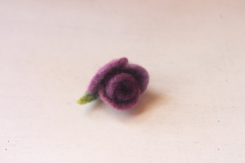 天然植物染迷你玫瑰胸针 紫色渐层 苏木+蓝染,胭脂虫+蓝染 订制款 - 胸针 - 羊毛 紫色