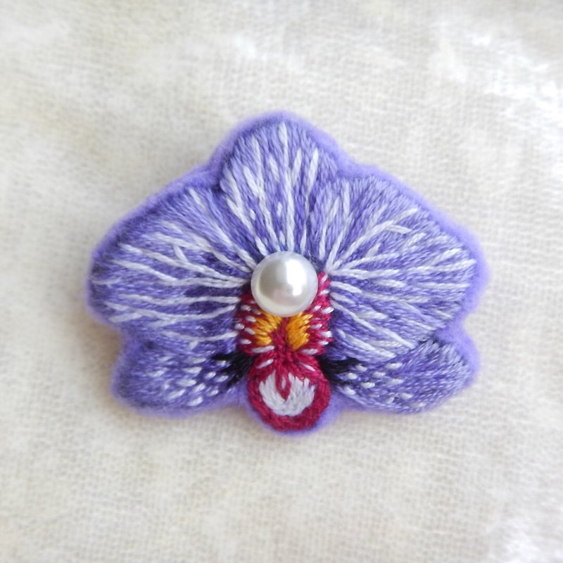 手工刺绣  优雅蝴蝶兰胸针 - 胸针 - 其他人造纤维 紫色