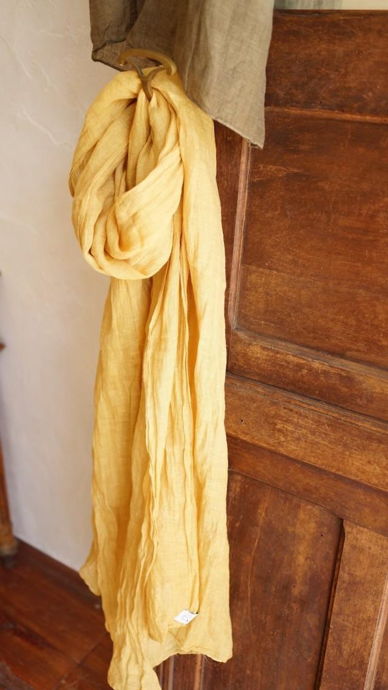 草木染め100番手リネンストール　イエロー：黄蘗色（きはだいろ） - 丝巾 - 棉．麻 黄色