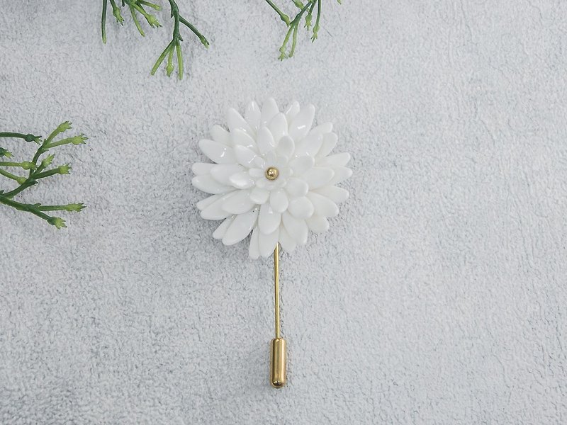 Mum ~ white porcelain flower brooch pin ~ size L. - 胸针 - 陶 白色