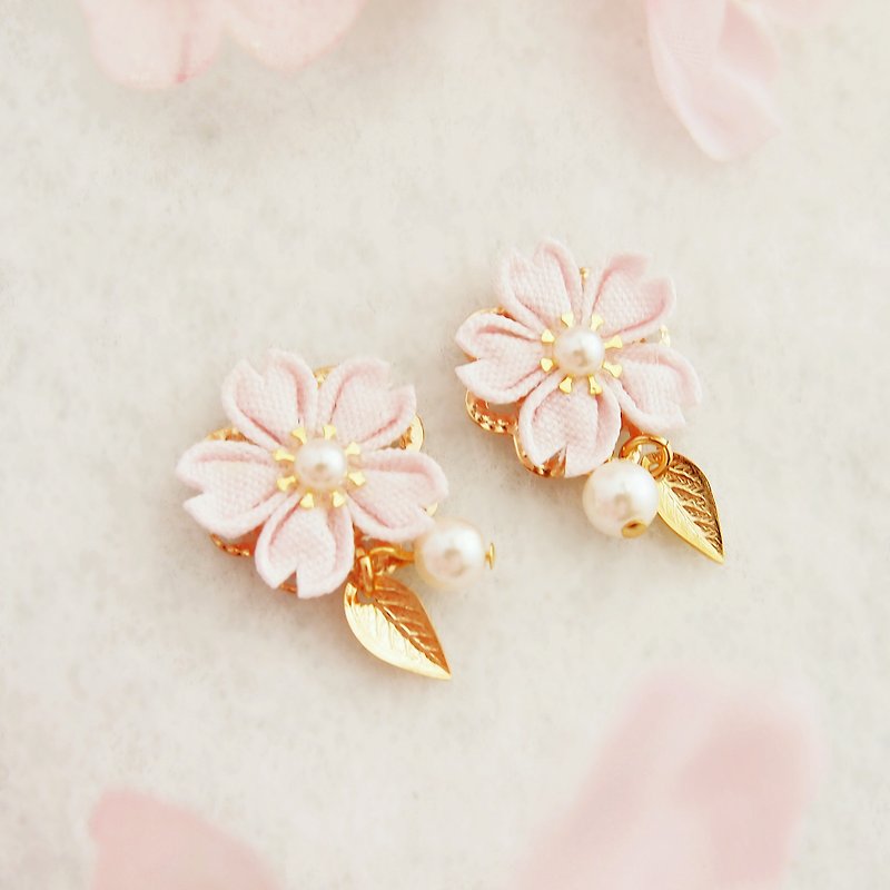 桜のピアス or イヤリング　つまみ細工 - 耳环/耳夹 - 棉．麻 粉红色