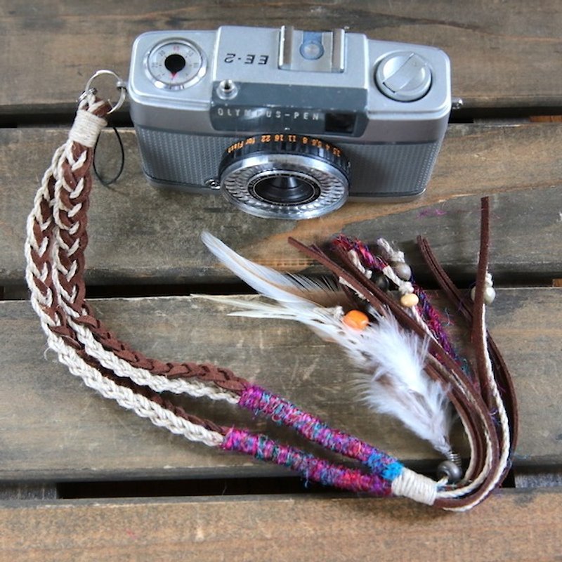 羽飾り・ウッドビーズ付き麻とスエード調紐のハンドストラップ - 相机背带/脚架 - 其他材质 咖啡色