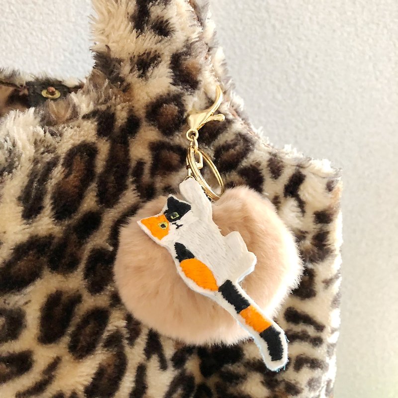ファーポンポンバッグチャーム 刺繍の三毛猫 茶 - 钥匙链/钥匙包 - 棉．麻 咖啡色