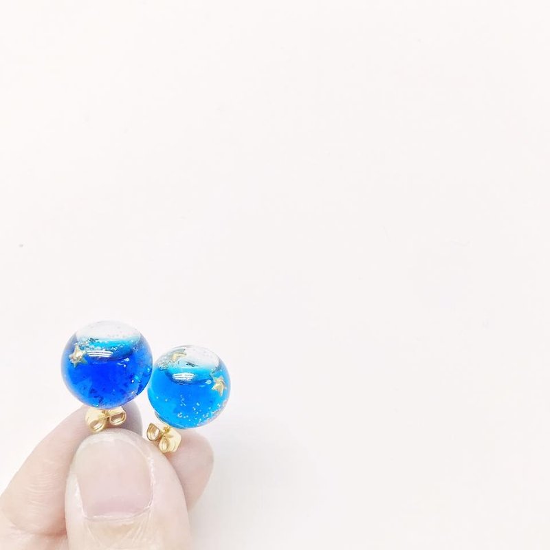 [Atelier A.]圣诞礼物之选 玻璃星球耳环 耳夹 - 耳环/耳夹 - 玻璃 