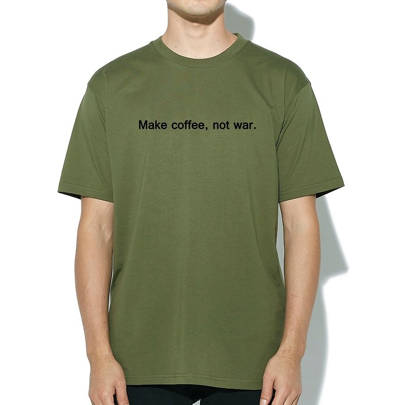 Make coffee not war 短袖T恤 军绿色 咖啡 文青 文字 英文 - 男装上衣/T 恤 - 棉．麻 绿色