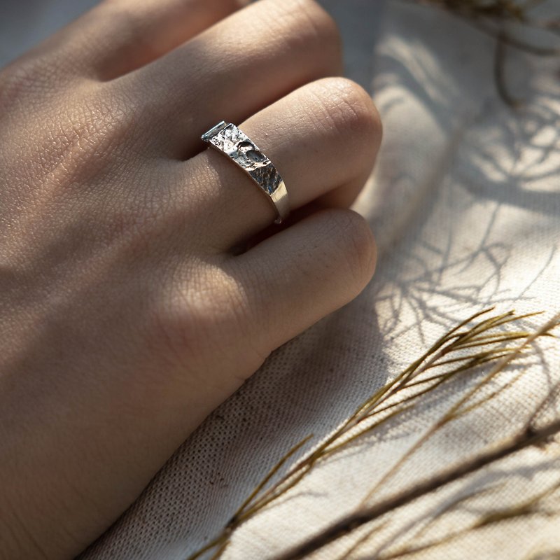 踏石 practica  -  碎石表面纯银戒指 - 戒指 - 纯银 银色