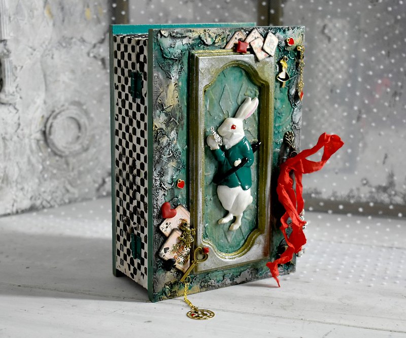 一个绿色的盒子里面有一只来自爱丽丝的白兔一个装卡片或珠 - 收纳用品 - 木头 绿色